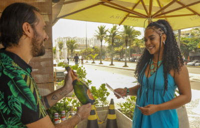 Viva a experiência Vinícola Aurora no La Plage: welcome drinks e brindes na Orla
