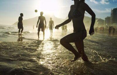 Dia do Biquíni: a orla é passarela e todo mundo brilha