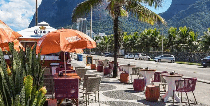 Descubra o Quiosque Mirante da Rocinha Pé na areia e curta São Conrado com estilo