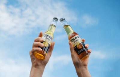 Seis anos no topo: Corona reafirma sua força na América Latina e transforma a orla do Rio em palco de experiências inesquecíveis.