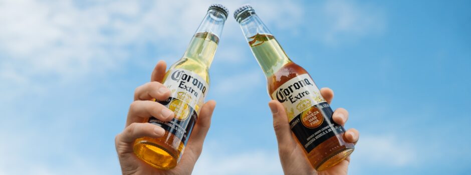 Seis anos no topo: Corona reafirma sua força na América Latina e transforma a orla do Rio em palco de experiências inesquecíveis.