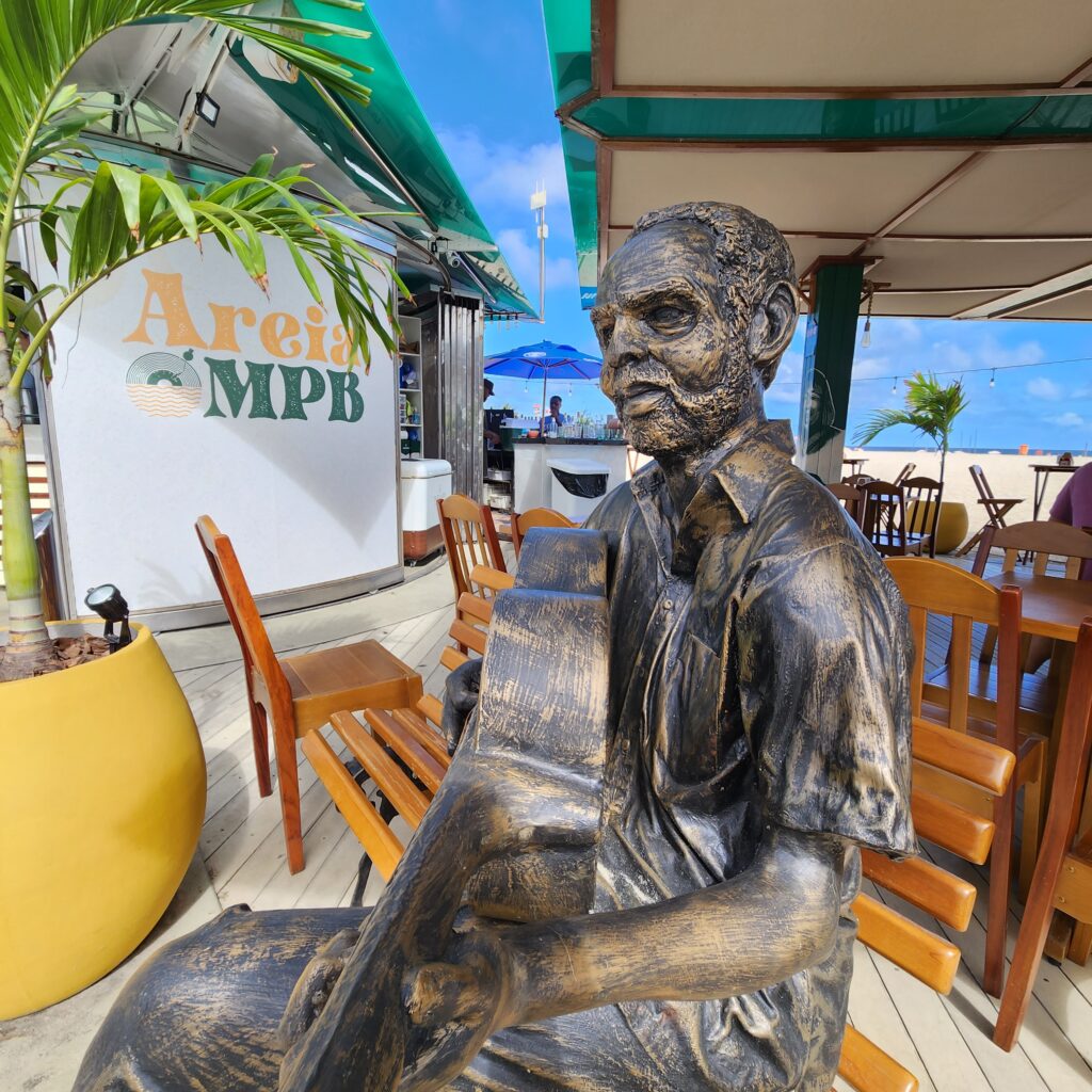 Preta Gil ganha estátua ao lado de Gilberto Gil no Quiosque Areia MPB, em Copacabana