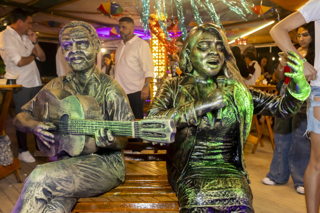 Preta Gil ganha estátua ao lado de Gilberto Gil no Quiosque Areia MPB, em Copacabana 1
