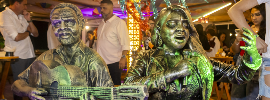 Preta Gil ganha estátua ao lado de Gilberto Gil no Quiosque Areia MPB, em Copacabana 1