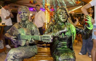 Preta Gil ganha estátua ao lado de Gilberto Gil no Quiosque Areia MPB, em Copacabana 1