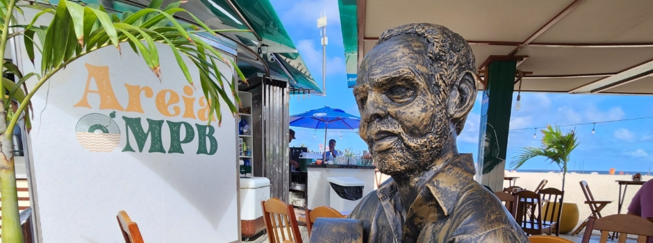 Preta Gil ganha estátua ao lado de Gilberto Gil no Quiosque Areia MPB, em Copacabana
