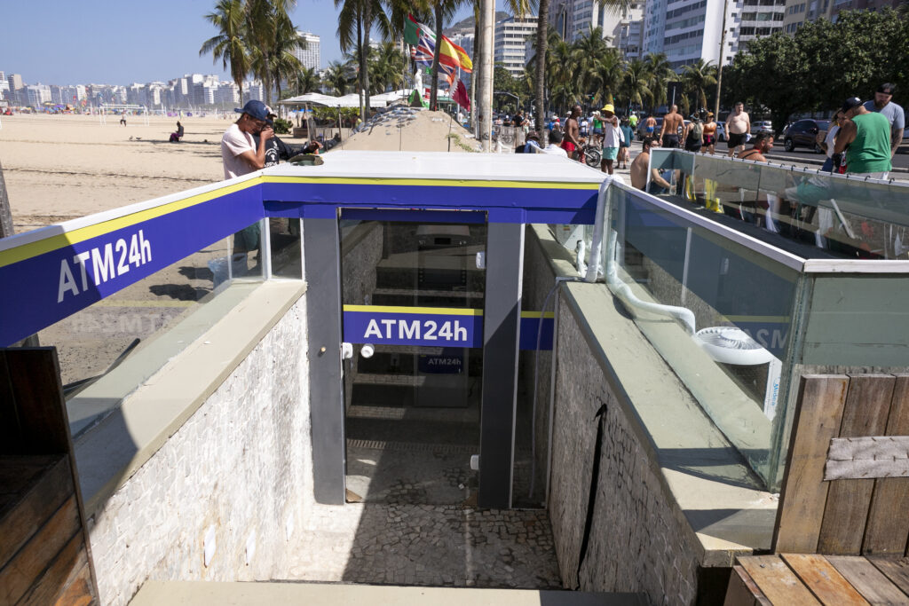 Mais praticidade na orla: ATMs 24h para aproveitar sem preocupações