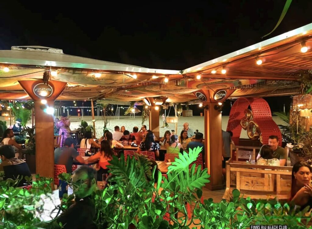 Finns amplia sua presença na orla de Copacabana e inaugura o quiosque Chill Out