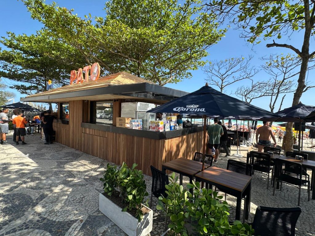 Pato com Laranja eleva o padrão da orla da Barra e inaugura novo point à beira-mar