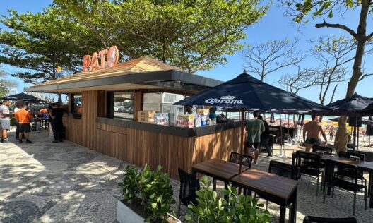Pato com Laranja eleva o padrão da orla da Barra e inaugura novo point à beira-mar