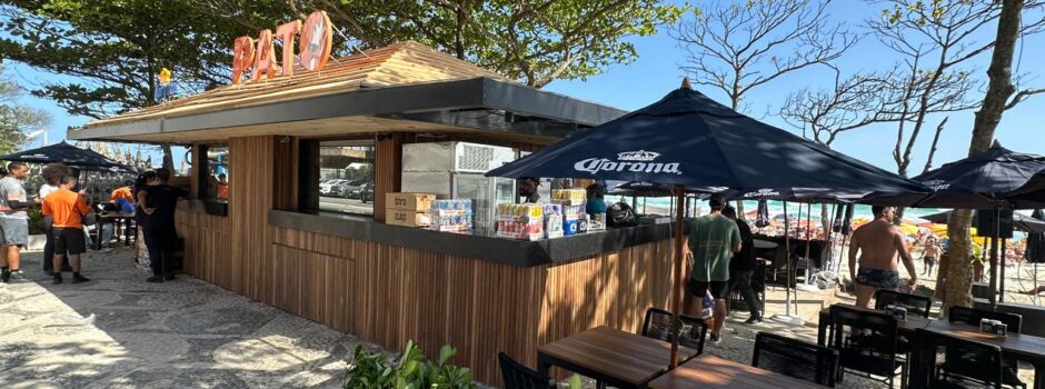 Pato com Laranja eleva o padrão da orla da Barra e inaugura novo point à beira-mar