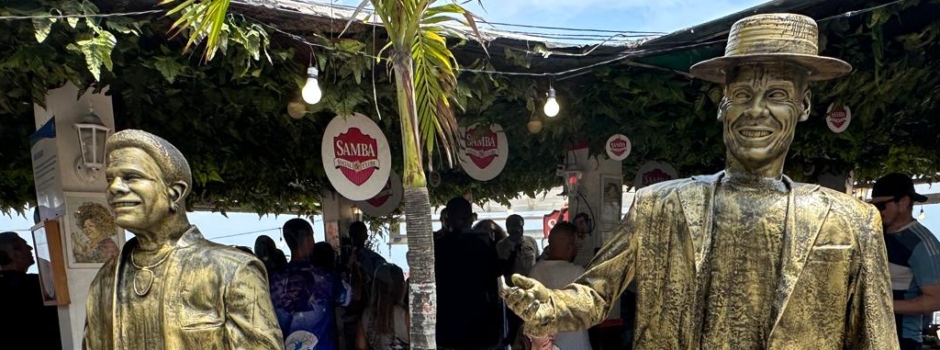 Quiosque Samba Social Clube inaugura estátuas de Carlinhos de Jesus e Neguinho da Beija-Flor no Dia Nacional do Samba