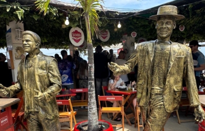 Quiosque Samba Social Clube inaugura estátuas de Carlinhos de Jesus e Neguinho da Beija-Flor no Dia Nacional do Samba