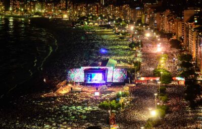 Réveillon em Copacabana: o maior palco a céu aberto do mundo, com mar, música, quiosques e um Rio brilhando como nunca. Confira a pogramação!