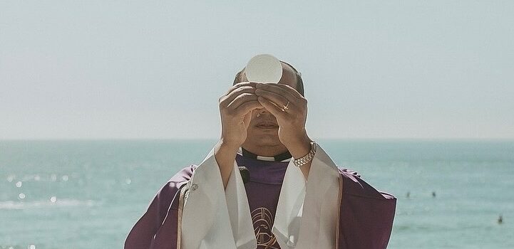 Missa no Quiosque do Guido: fé e oração à beira-mar