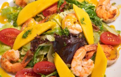 Verão na orla: salada tropical do Rayz Beach Point traz frescor e sabor ao Leme