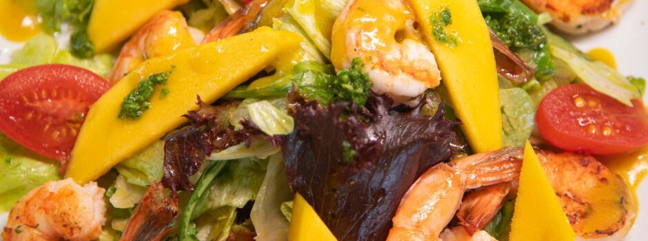 Verão na orla: salada tropical do Rayz Beach Point traz frescor e sabor ao Leme