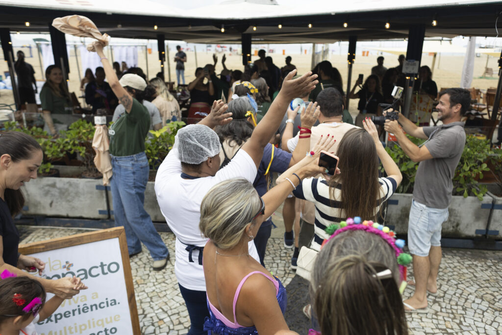 Orla Rio leva Reciclobloco para o calçadão e transforma reciclagem em Carnaval 4