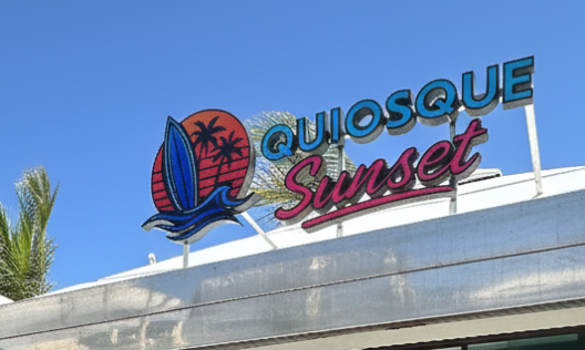 Quiosque Sunset entra no jogo: Super Bowl 2026 com petiscos pela metade e Corona gelada na orla da Barra