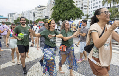 Orla Rio leva Reciclobloco para o calçadão e transforma reciclagem em Carnaval