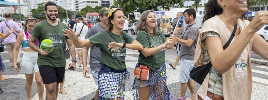 Orla Rio leva Reciclobloco para o calçadão e transforma reciclagem em Carnaval