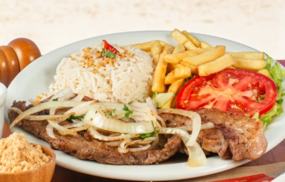 Clássicos da boemia à beira-mar: almoço caprichado no Quiosque Chopp Brahma