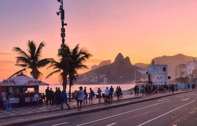 Experimente o sunset pé na areia do Boho Beach Club