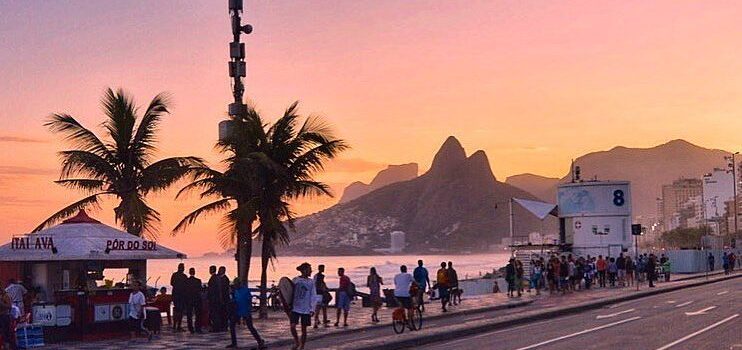 Experimente o sunset pé na areia do Boho Beach Club