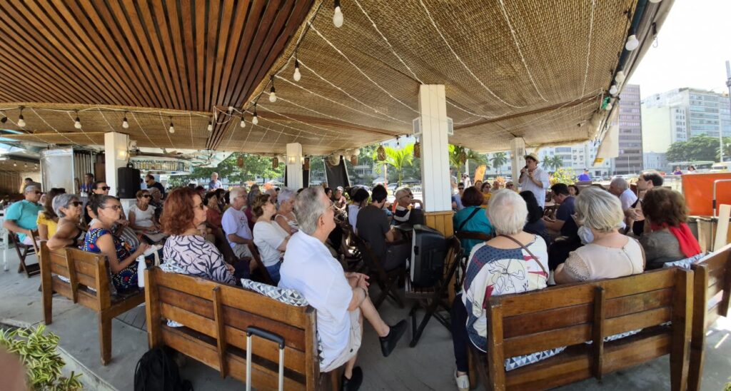 Filosofia na Praia celebra 8 anos de encontros à beira-mar com edição especial no Leme