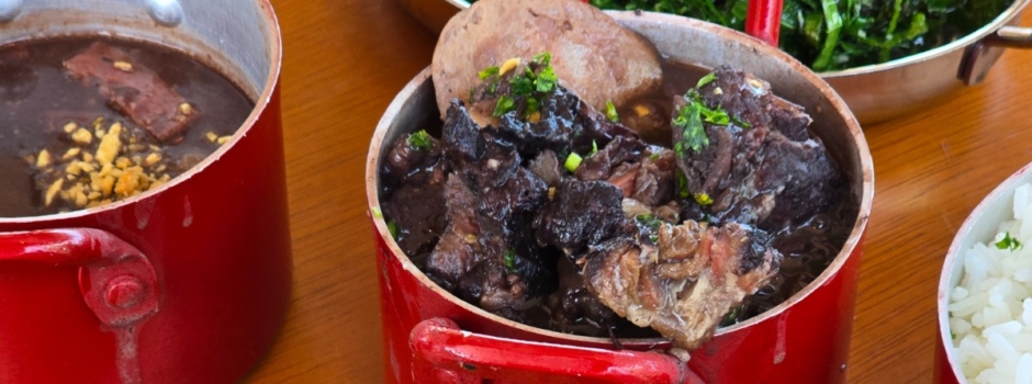 Sextou no Coisas de Bamba: feijoada a partir das 12h vira novo ritual em Copacabana