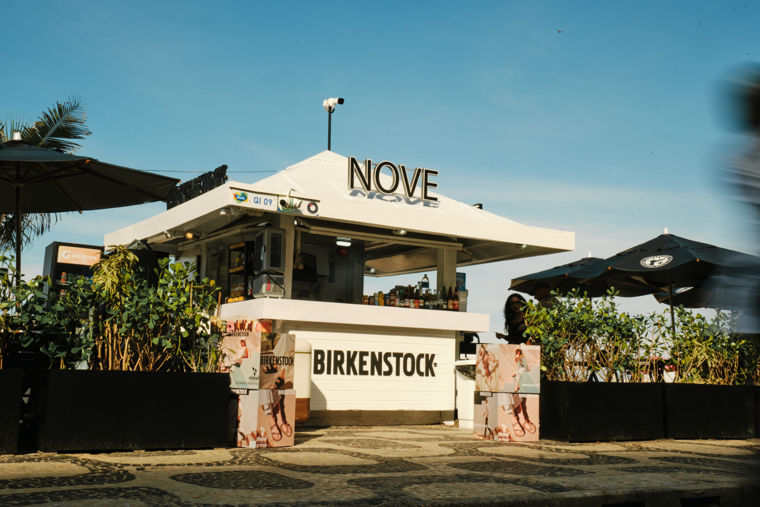 Birkenstock escolhe a orla carioca para ampliar presença no Rio com quiosque temático em Ipanema