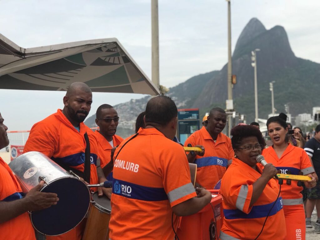 Dia do Gari: eles cuidam da cidade e fazem bonito na orla