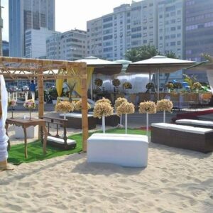 Maio, mês das noivas: inspiração de quiosques para cerimônias pé na areia 1