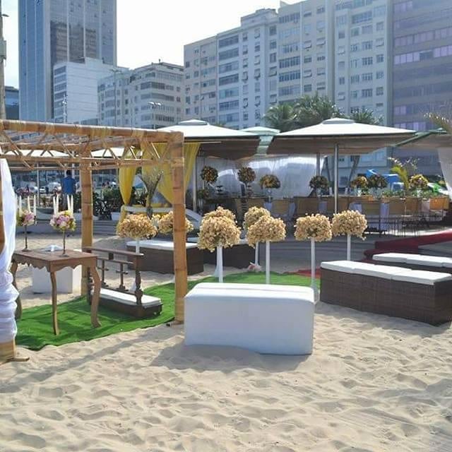 Maio, mês das noivas: inspiração de quiosques para cerimônias pé na areia 1