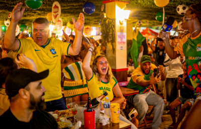 Expediente na praia: quiosques da Arena Orla preparam esquenta com samba, combos e telões para Brasil x Japão