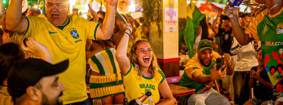 Expediente na praia: quiosques da Arena Orla preparam esquenta com samba, combos e telões para Brasil x Japão