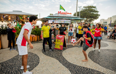 iFood transforma orla carioca em pontos de experiência com ativações interativas e brindes exclusivos