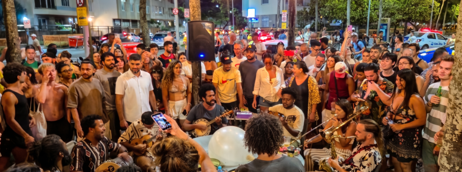 Alalaô Kiosk apresenta edição escpecial Samba do Orelhão no Arpoador