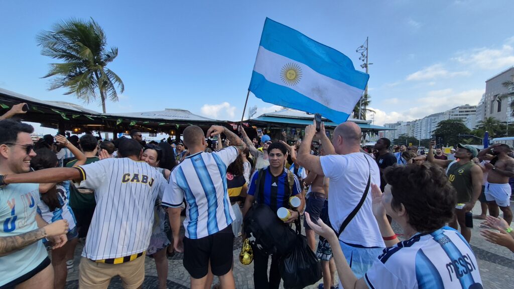 Argentinos dominam a Arena Orla e celebram classificação da seleção para as quartas de final 1