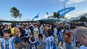 Argentinos dominam a Arena Orla e celebram classificação da seleção para as quartas de final 2
