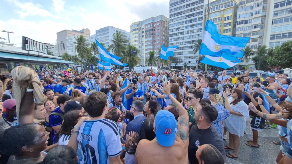 Argentinos dominam a Arena Orla e celebram classificação da seleção para as quartas de final 3