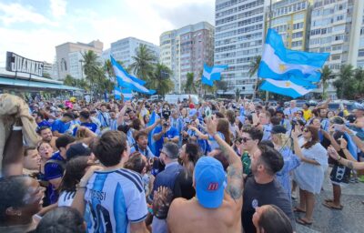 Argentinos dominam a Arena Orla e celebram classificação da seleção para as quartas de final