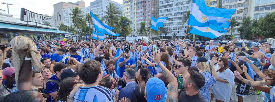 Argentinos dominam a Arena Orla e celebram classificação da seleção para as quartas de final