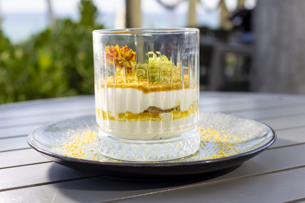 Tiramisù de Caipirinha de Limão Siciliano — Origens Beach Lounge by Radisson
