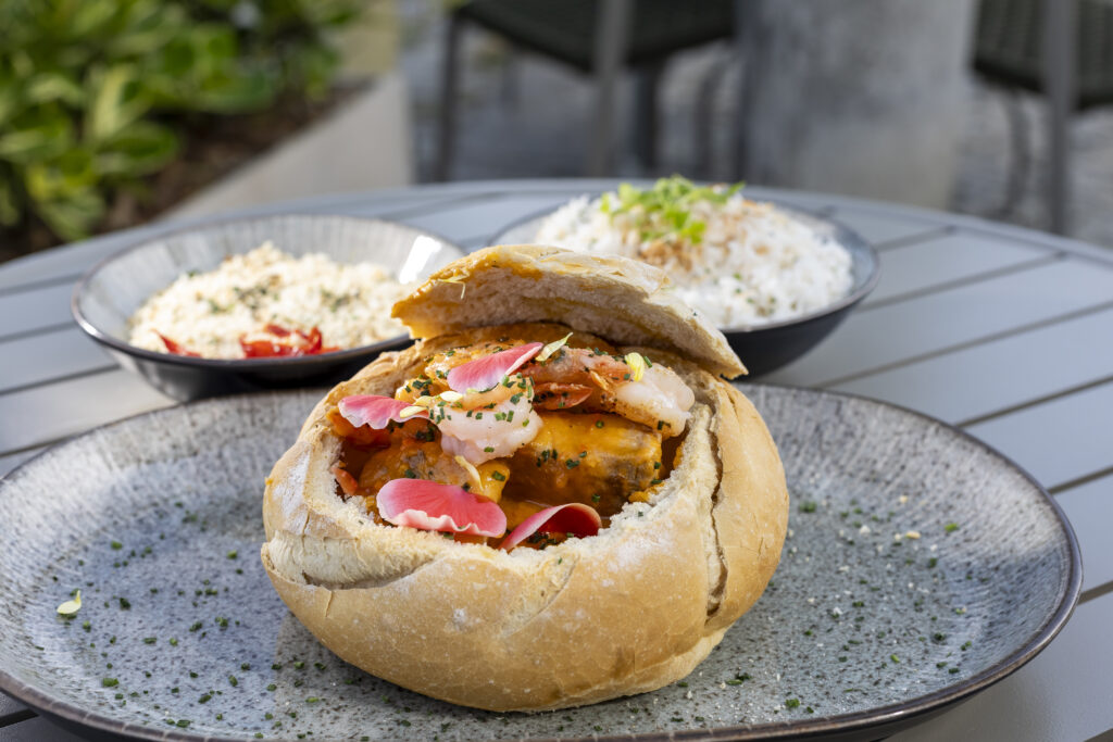 Moqueca mista na panhoca de pão italiano