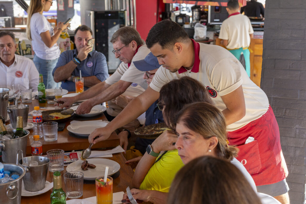 Dia do Garçom: quem serve à mesa também faz parte da experiência da orla carioca