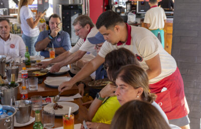 Dia do Garçom: quem serve à mesa também faz parte da experiência da orla carioca 2
