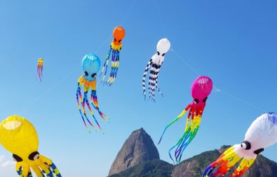 Pipas gigantes e artísticas colorem o céu da praia do Flamengo