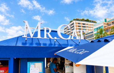 Mr. Cat celebra 45 anos com ativação especial na orla carioca