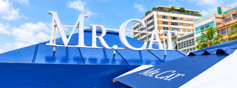 Mr. Cat celebra 45 anos com ativação especial na orla carioca